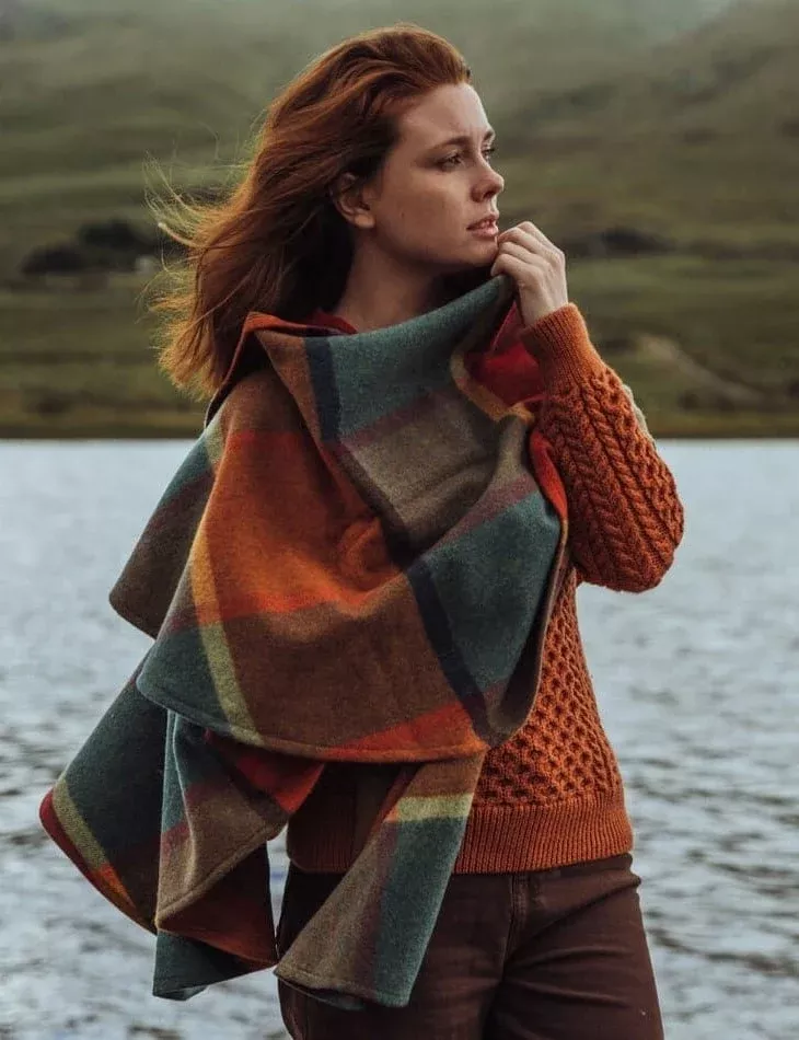 100% Lambwool Cape Col: 639