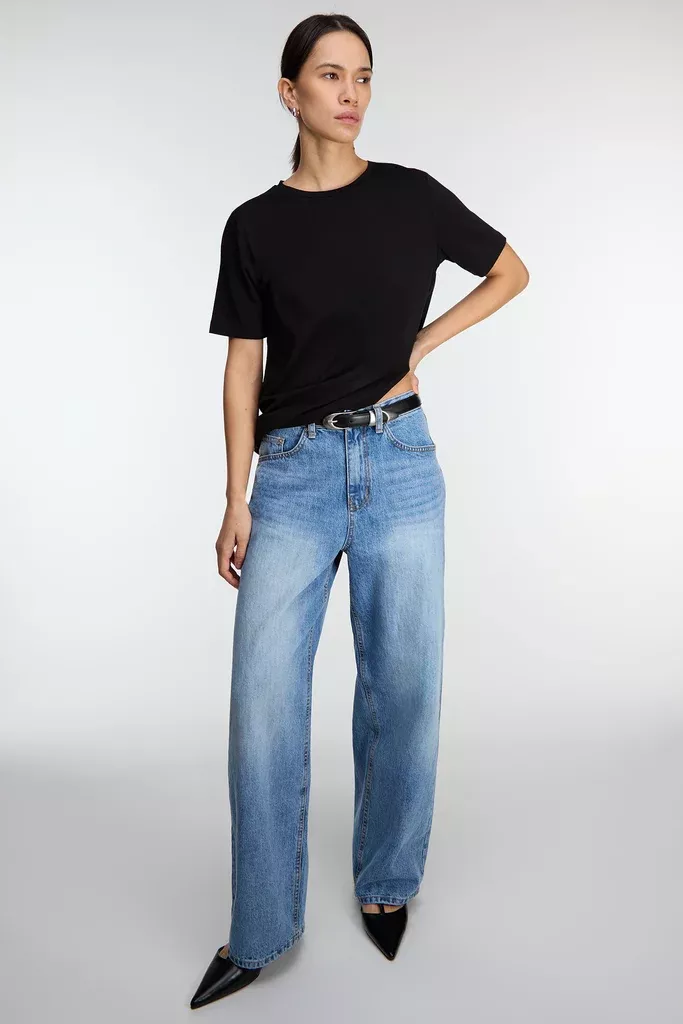30" LENGTH LIGHT WASH CURVED LEG JEAN