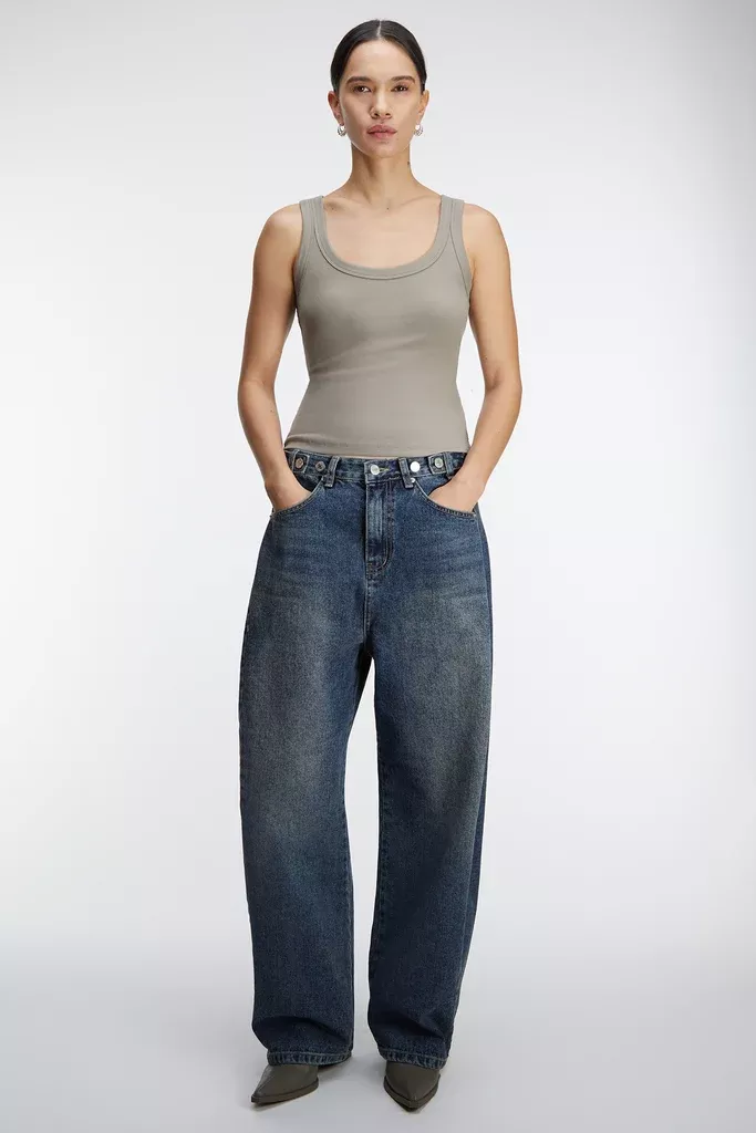 BUTTONED WAIST CURVED LEG JEAN