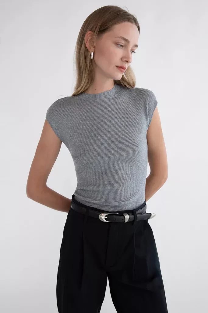 CLASSIC SLEEVELESS KNIT TOP