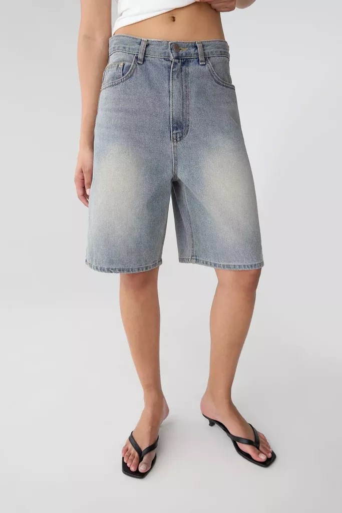 LIGHT WASH MID-RISE DENIM JORT