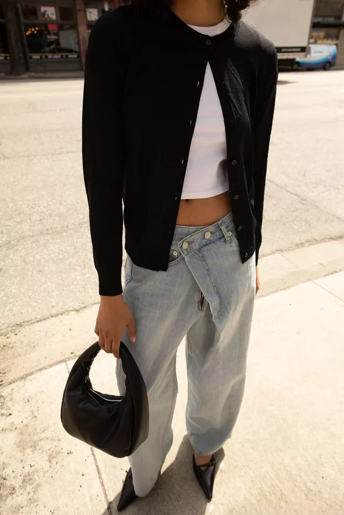 OVERSIZED CROSS-OVER JEANS