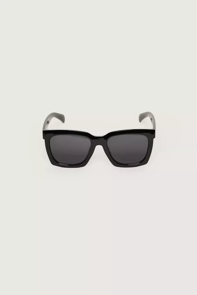 OVERSIZED FRAME SUNGLASSES
