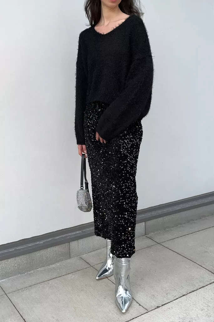 RELAXED FIT V-NECK SWEATER