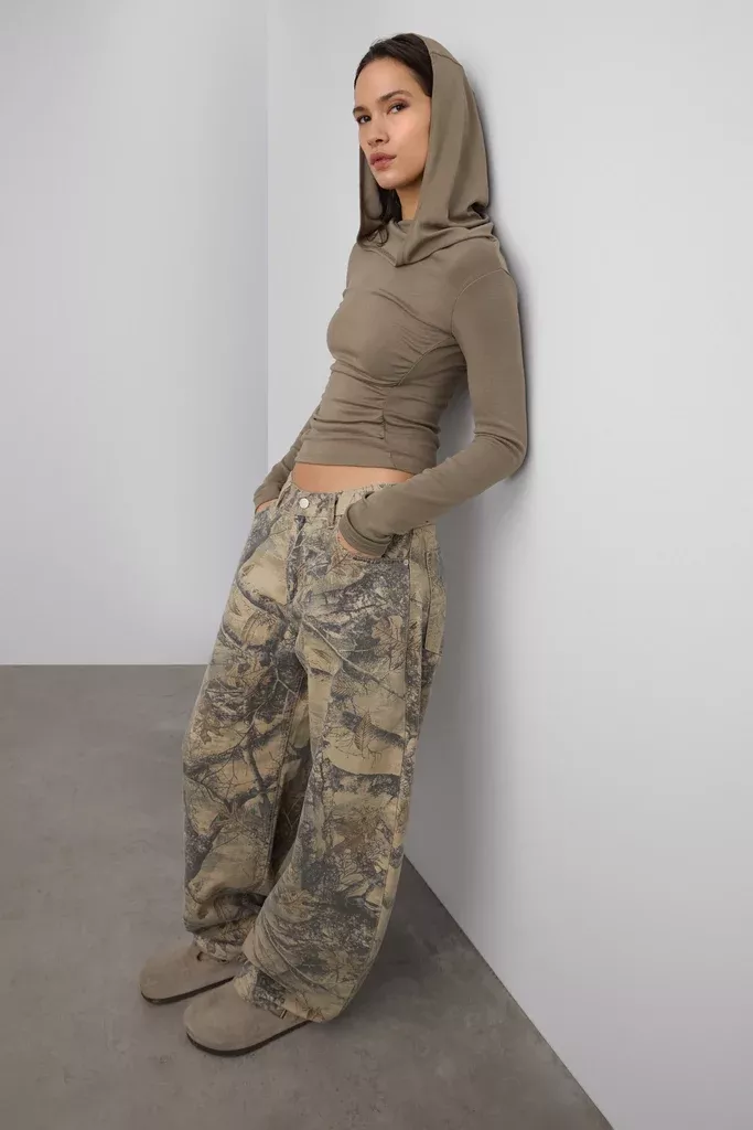 RUCHED COWL CROPPED HOODIE