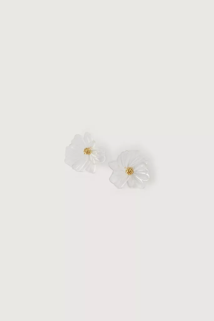 TRANSPARENT PETAL FLORAL STUD EARRINGS