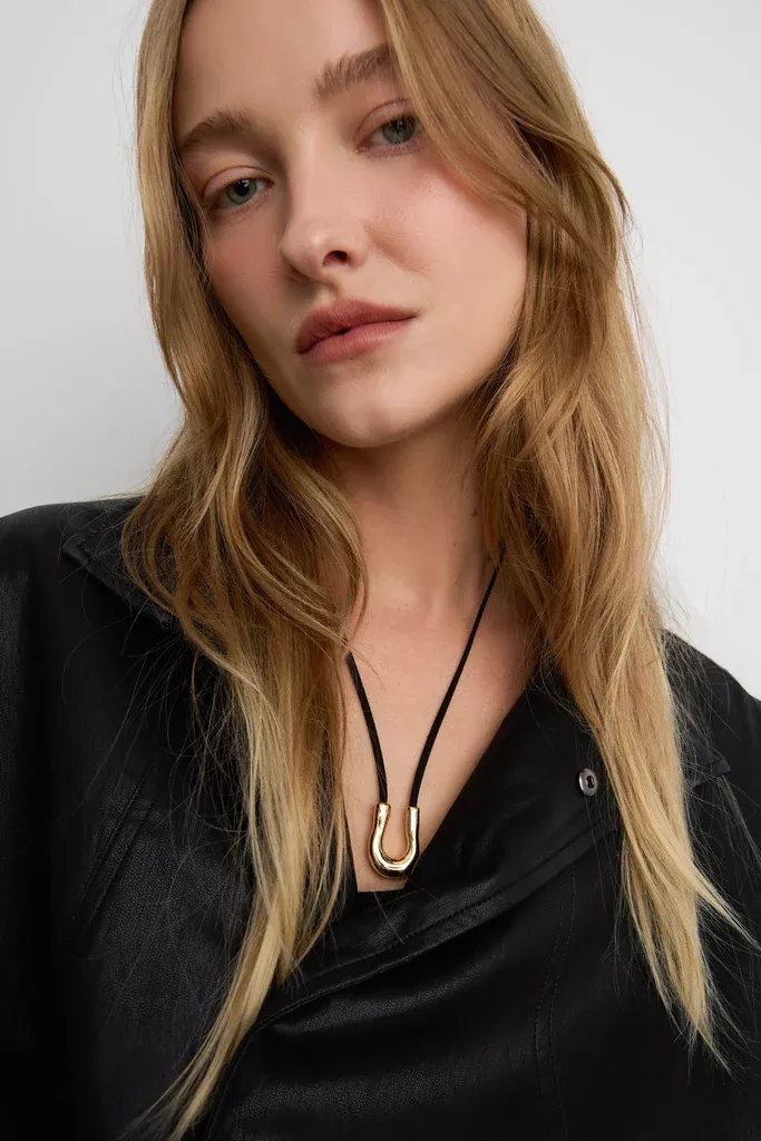 U PENDANT CORD NECKLACE